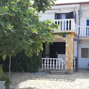 apartments-max-vir.hotelinzadar.com/